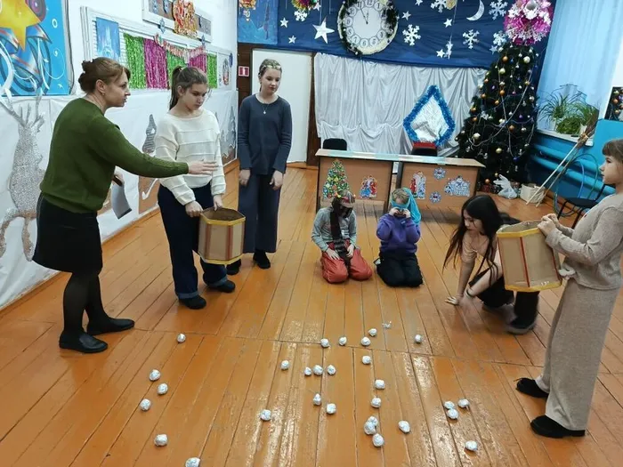 Пешневский ДК Веселые снежинки девочки собирают на скорость снежинки
