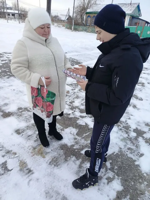 Волонтер Жилин Арсений и участница акции Болродина Л.В.