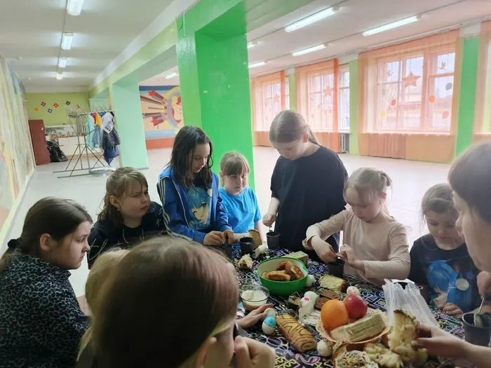 Дети пьют чай