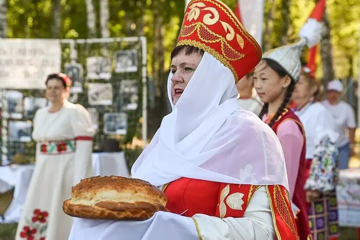 С караваем С.Обухова