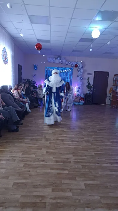 Дед Мороз играет с детьми в паровозик новогодний