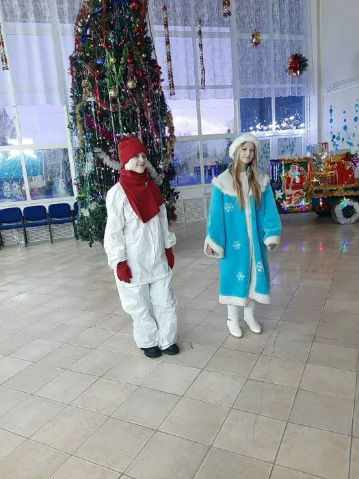 Снеговик Савичева Дарья, снегурочка Ташланова Ксения