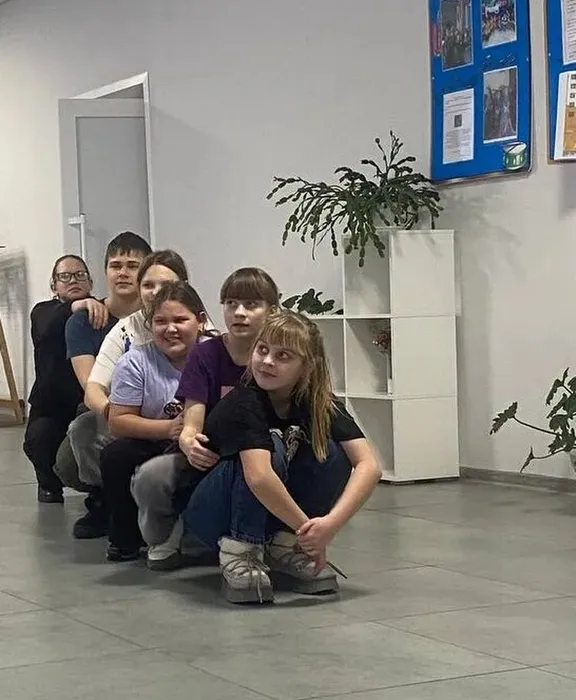внимательно слушают правила конкурса