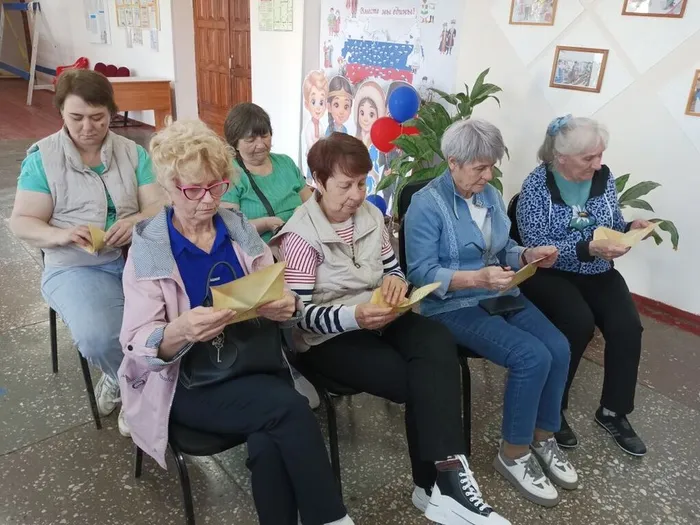 участники вскрывают письма
