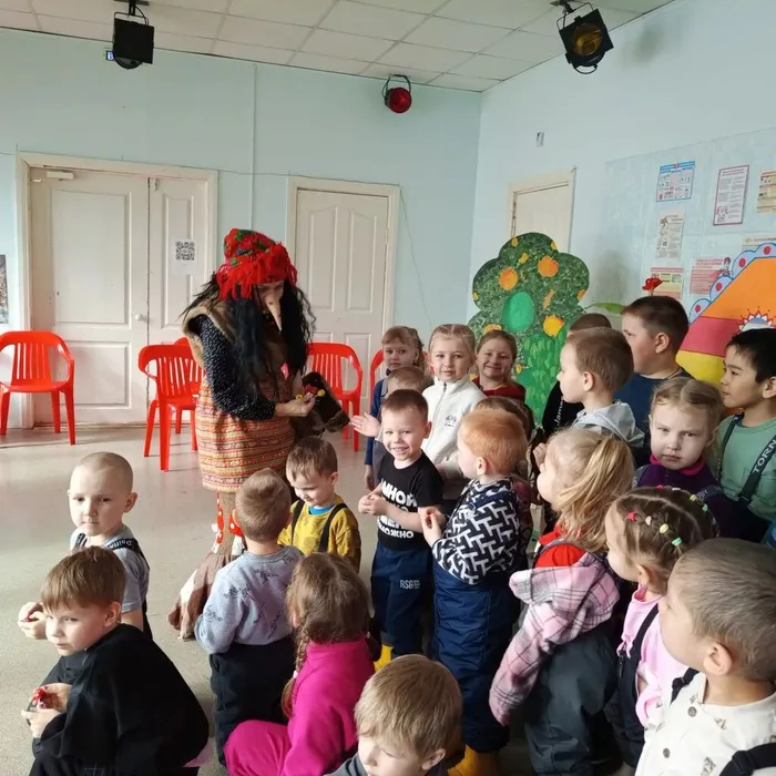 баба яга угощает сладостями