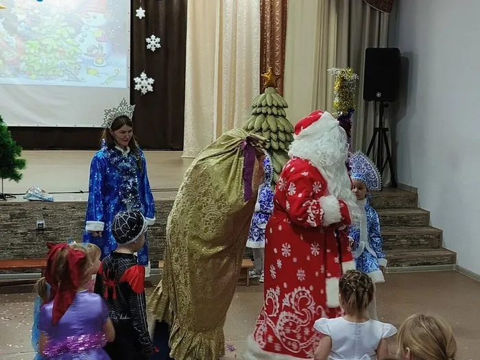 с дедом морозом к ребятам пришел волшебный мешок
