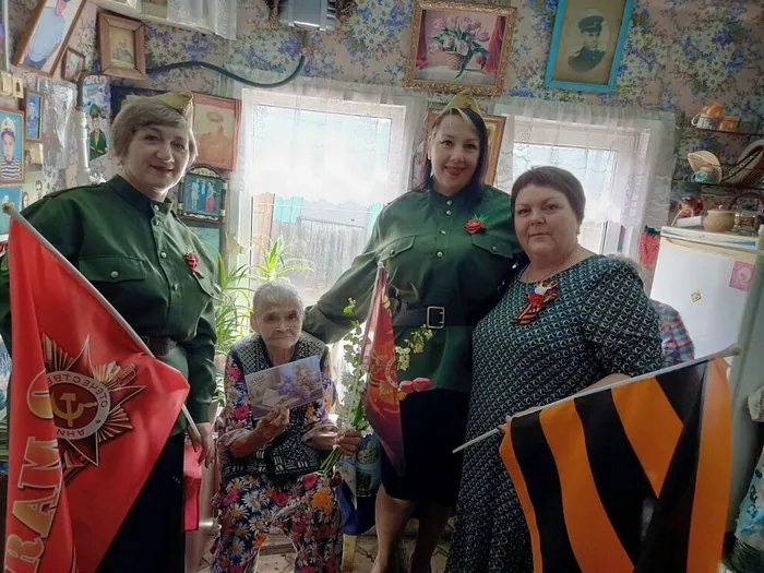 Фронтовая бригада с музыкальными поздравлениями у Горловой М.А.