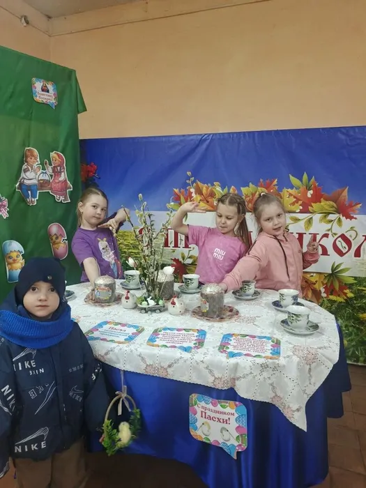 Паску радостно встречаем, и поем; Христос воскрес! Мы все дружно отвечаем; Он воистину воскрес!