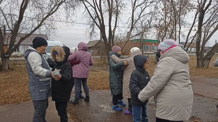 танцуют зрители под медленную песню