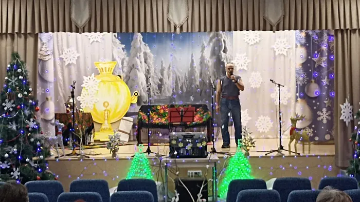 Евгений Шор исролняет песню Знай