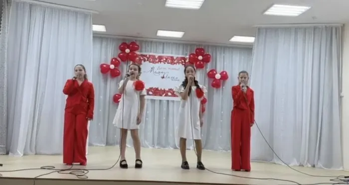 Группа Домисольки с песней Милая мама.
