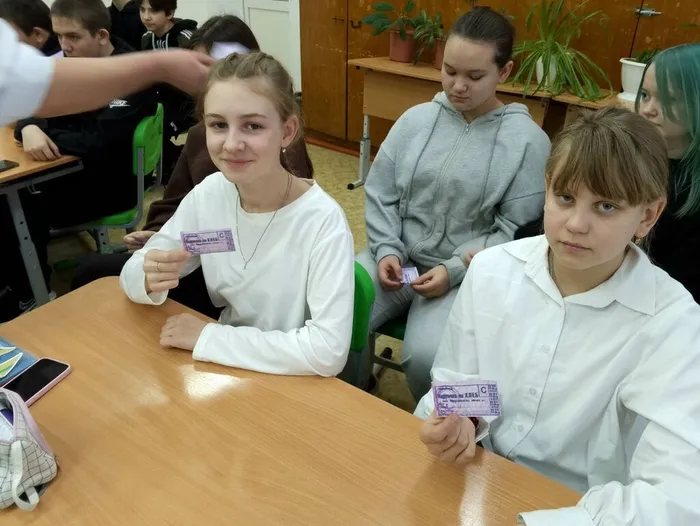 Пешневский ДК раздача карточек 125 грам.  на хлеб