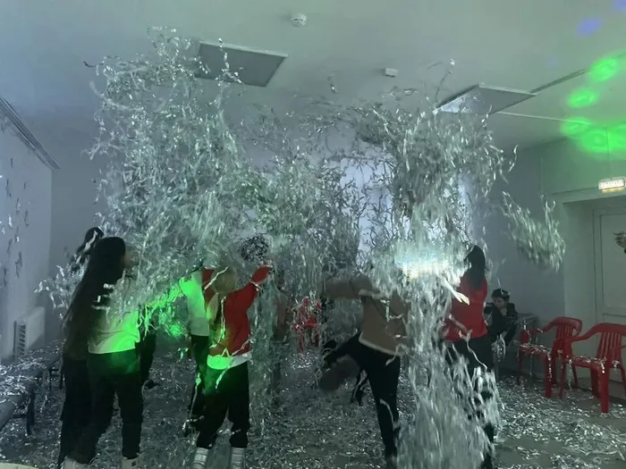 бумажное шоу.