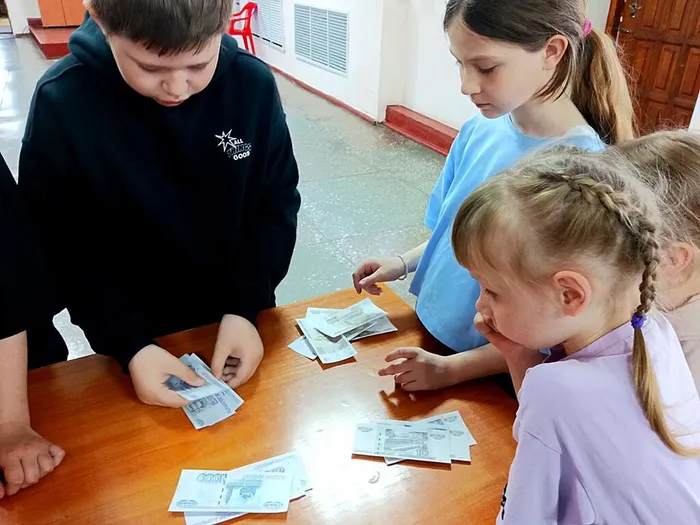 пробуют себя в роли продавца