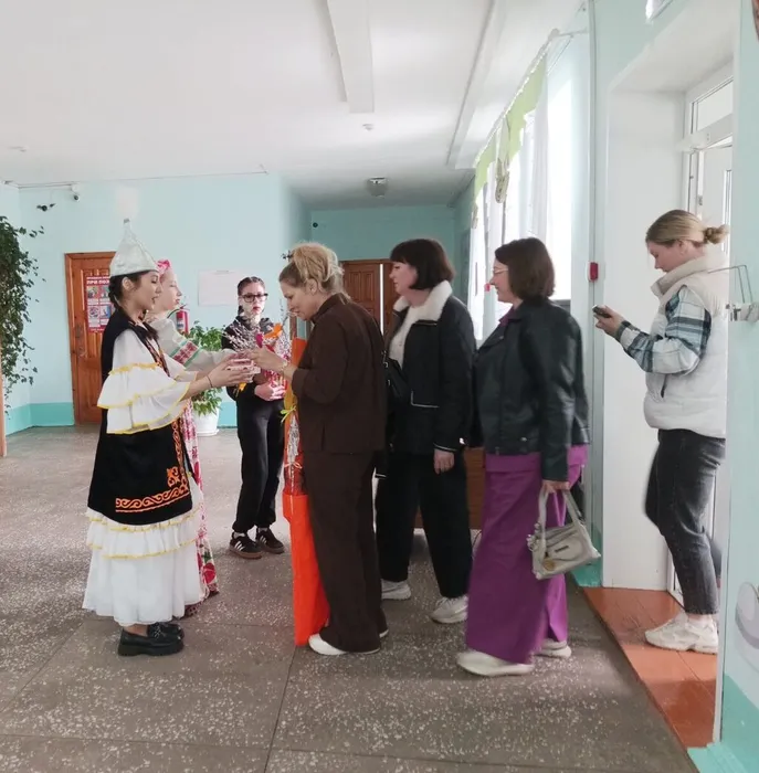 Русская и Казахская красавицы встречают гостей