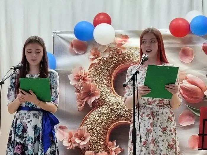 ведущие мероприятия приветствуют зрителей
