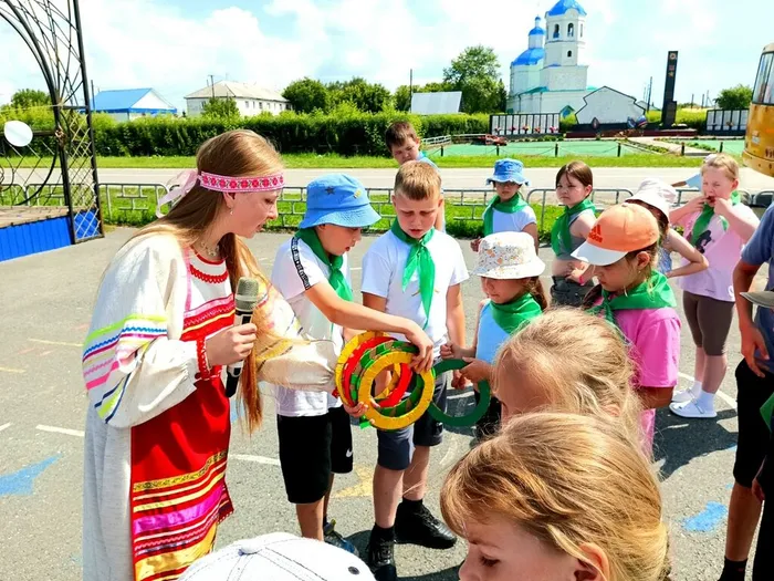 ведущая раздаёт кольца для бросков