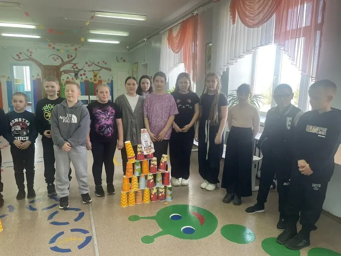 Команда Марс со своей ракетой