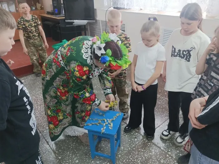 готовятся к игре - Кто первый возьмет веточку вербы