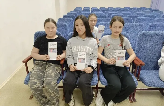 Ребята с буклетами