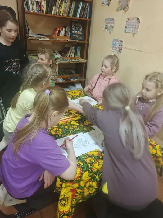 В светлый праздник Воскресенья Подарю своим друзьям По яйчку, с поздравленьем, и скажу; Раскрасил Сам!