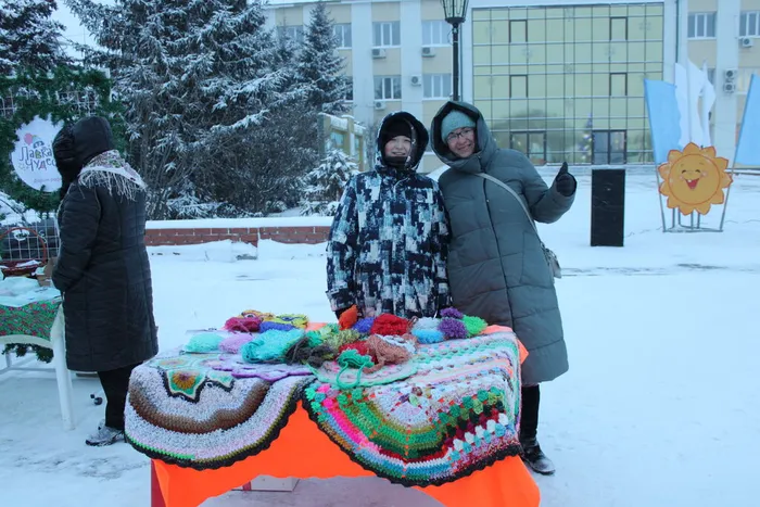 Семья Мельниковых с  вязанными поделками