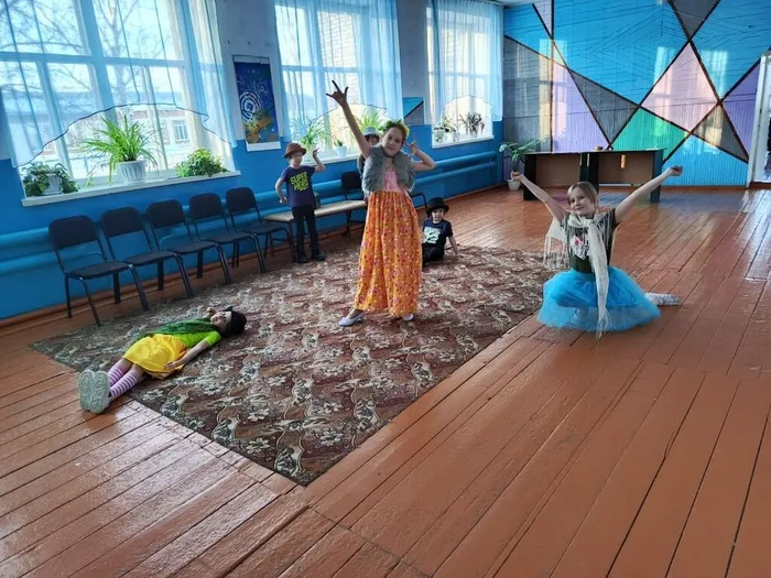 Маленькая мисс игра в красивые фигуры