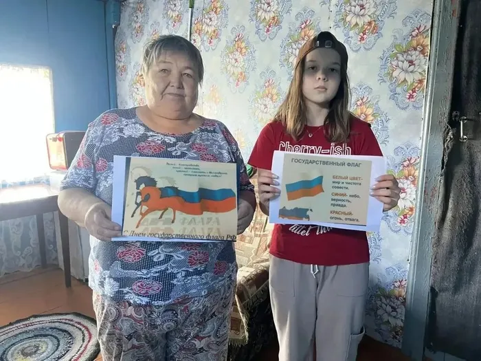 участники акции Флаг Российский наш окрашен