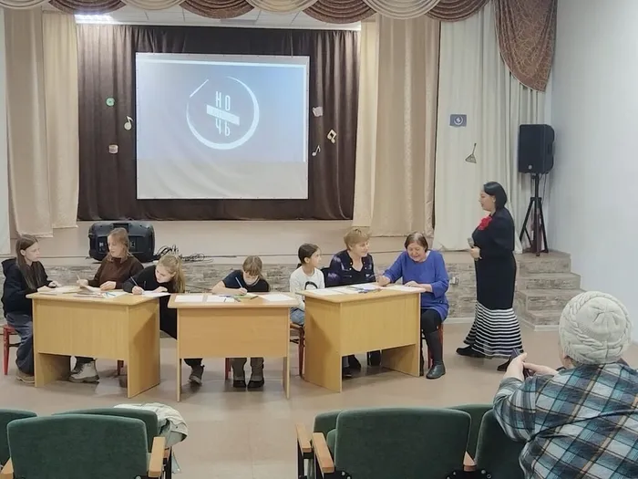 участники фантазируют под песню в траве сидел кузнечик