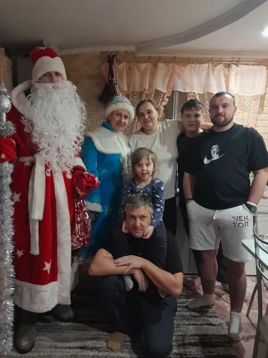 Пешневский ДК Дед мороз и Снегурочка поздравили мобилизованных