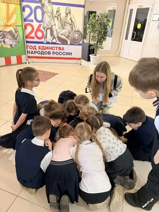 дети раскрашивают раскраску