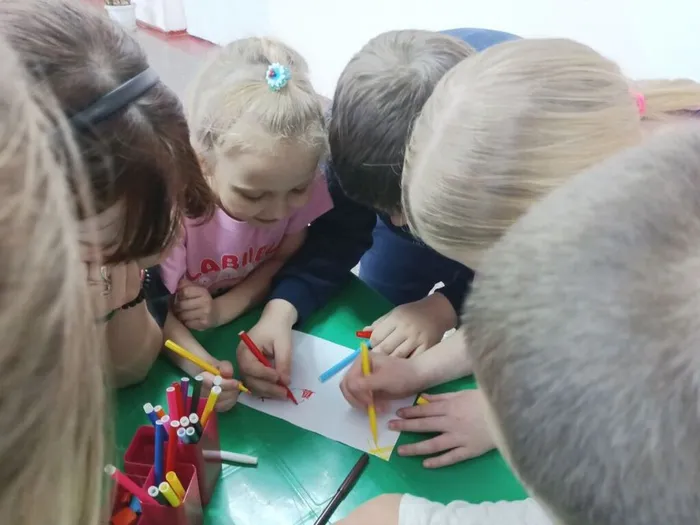 рисуют карту сокровищ