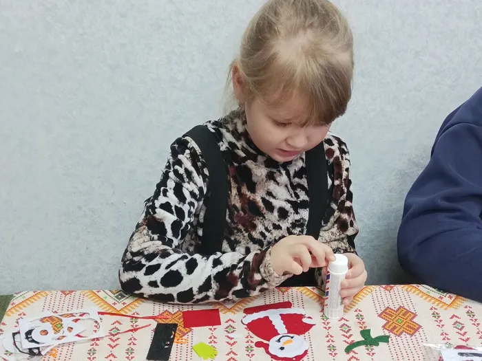 увлечена изготовлением игрушки