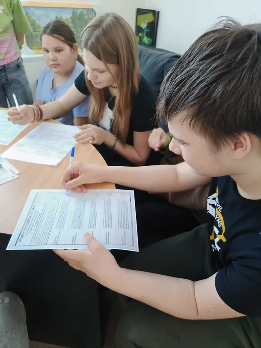 ребята тренируются заполнять бюллетени