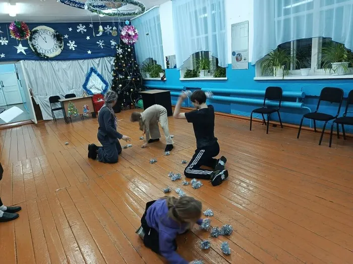 Пешневский ДК играли в снежинки кто больше перекинет на свою сторону