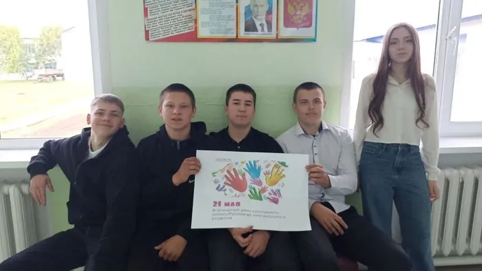 ученики 10 класса- участники познавательной беседы Праздник разных культур