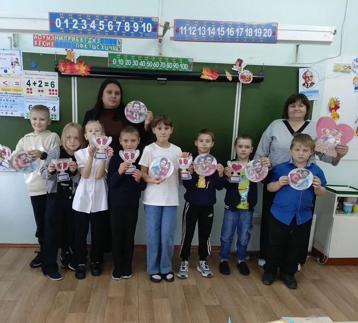 2 класс с подарками для пап.