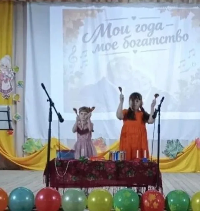 Марьяна Лёвкина и Вера Виноградова исполнили музыкальный номер