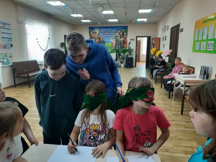 станция веслый художник. Ира и настя.