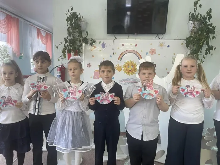 Ребята 2 класса с готовыми открытками