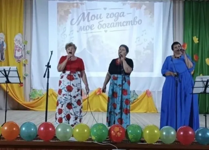 Филатова Галина Суханова Ольга и Саранчина Ольга исполнили песню Листья жёлтые.