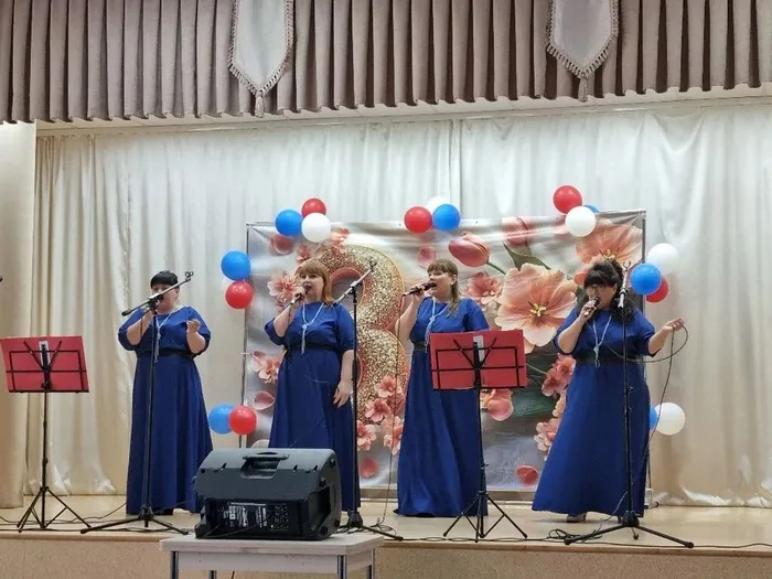 вокальный ансамбль Россияночка исполняют песню Сегодня праздник у девчат