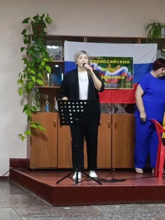 Нина Худякова исполняет песню Солдат молоденькийй