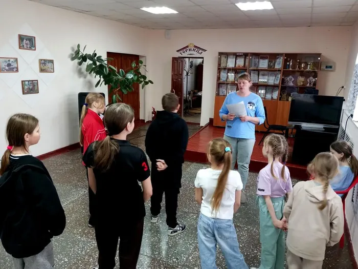 слушают историю праздника  и беседуют о труде