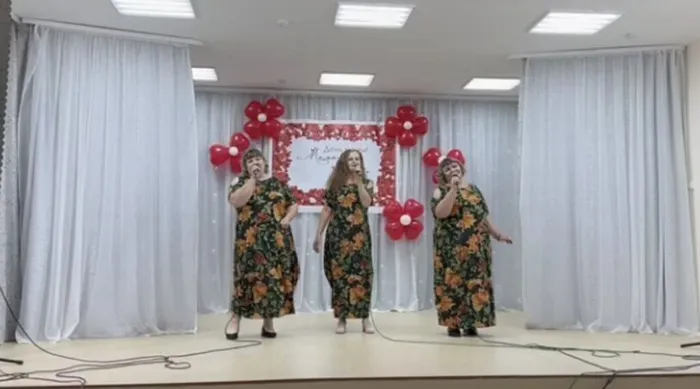 Группа Малинки с песней Луна луна.