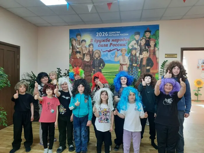 общее фото участников игровой программы Поехали за смехом