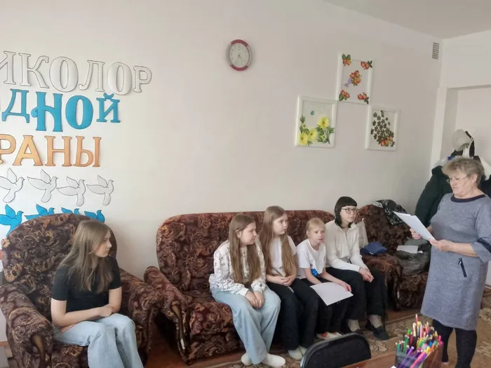 Дети слушают письма солдат