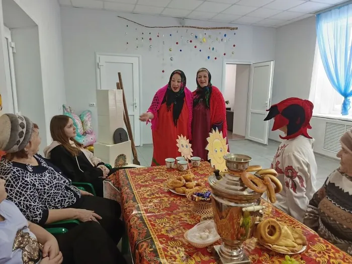 участники отгадывают масленичные загадки