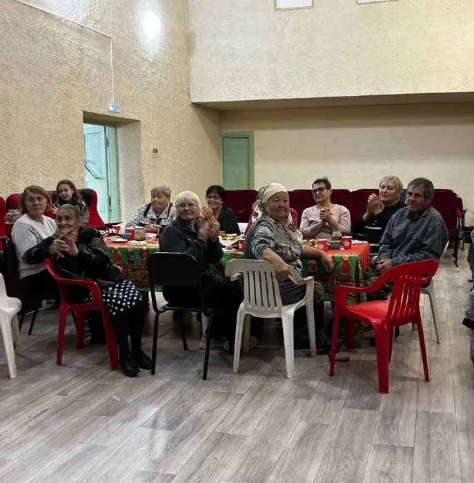 гости нашего мероприятия слушают песни