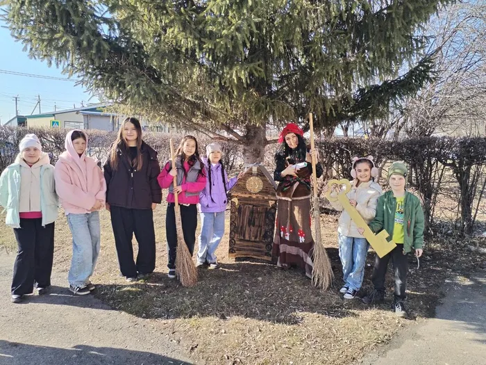 Баба яга вручила ребятам золотой ключик